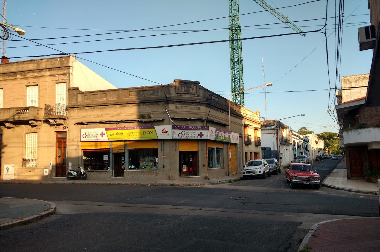 Fachada y recepción de Clínica Veterinaria Dr. Gustavo Gregorutti en Paraná
